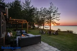 Waterfront Casa in wine County with SAUNA and HOT TUB - Image 1