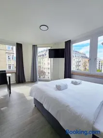 Downtown Deluxe Studio with Queen Bed BE-46 - Image 1
