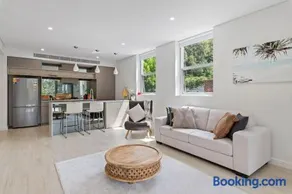 Cool Coastal Pad with Panoramic Water Views - Image 1