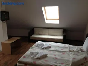 Kamelot Hotel - Image 2