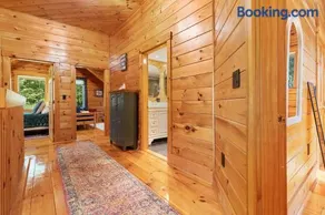 Stunning & Spacious Log Cabin in the Woods - Image 2