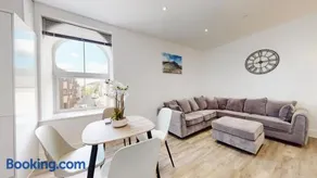 Spacious three bedroom apartment with Valley views - Image 1