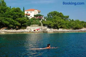 Waterfront villa with pool - Image 5