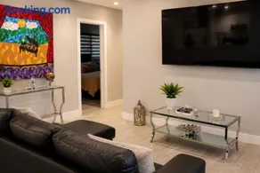 Modern Miami Home l Sleeps 12 l Free Parking - Image 5
