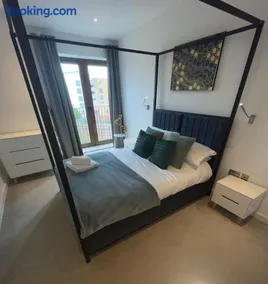 Superior Large Family Suite, Lux Living City Apartment, 2 Kingsize Bedrooms 2 Bath Business Suite WiFi Parking - Image 5