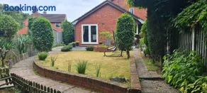 Spacious, 5 bed house for 9 in Chester - Image 2