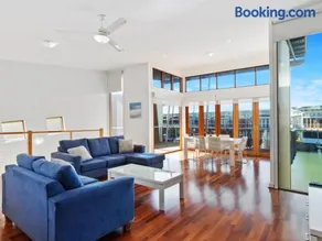Large Villa, overlooking lagoon close to the pool. - Image 1