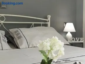 Grey Sense Luxury Apartment - Image 3