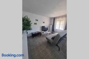Bel appartement avec balcon et parking privé - Image 2