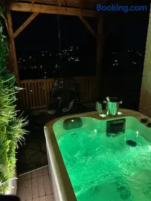 Suite Tino - Jacuzzi privé, cabine infrarouge & vue - Image 2