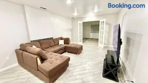LRG 1600sqft 4room 2 bath in a quiet neighborhood - Image 2