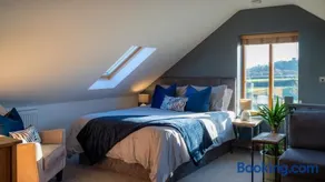 Stunning rural stay with idyllic views & great location - Image 2