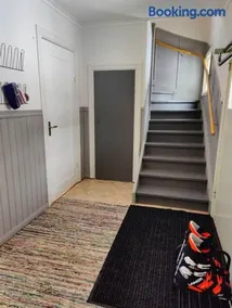Mysigt hus med utsikt över fjäll och älv. - Image 1