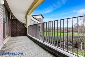 City Retreat with Free Parking and Walking distance from City Centre - Image 4