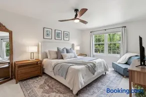 Spacious 4BR Pet-Friendly Sleeps 10 - Image 3