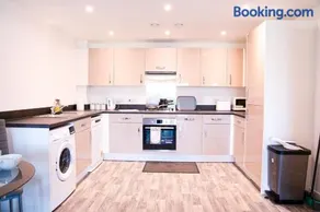 A luxury 2 bedroom apartment with 2 free parking - Image 5