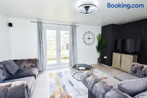 House Sleeps 7 with Parking - Image 2
