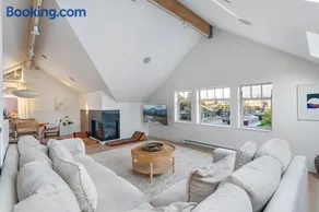 Beautiful, Newly Renovated Creek Home - Image 1