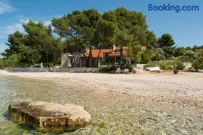 Exclusive Beachfront Villa with Pool for 8 at Island Brač - Image 4