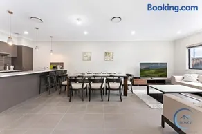 Cozy 4BR Family Haven Walk to Penrith CBD&Train - Image 4