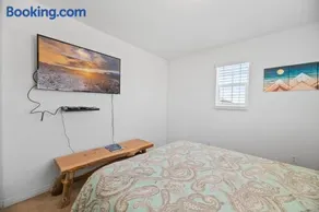 The Maple Ridge Hot-Tub and BBQ and Game Room! - Image 2