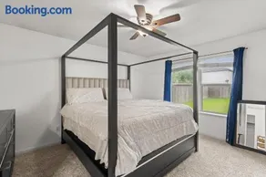Cozy Stylish Retreat with Porch Swing Near Houston - Image 4