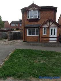Sunningdale homely detached family,contractor 3 bed house with Parking - Image 3