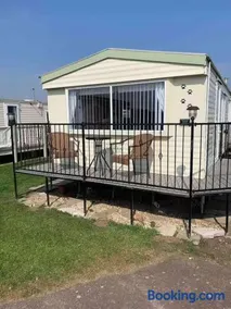 2Bed Caravan Sleeps 6- Beach Access Pets Parking - Image 1
