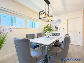 Modern Cozy Retreat 4BR 4BA Free Parking for4 - Image 4