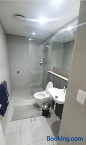 Accor Stadium Luxury - 3 Bed 2 Baths, sleeps 6, Pool, Parking if available- NO PARTIES - Image 2