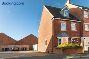 Comfortable 4 Bed Modern Townhouse with Parking - Image 1