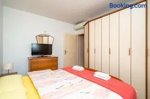 SPACIOUS THREE BEDROOM APARTMENT - Image 2