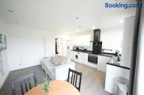 HEATHROW AIRPORT apartments-FREE parking-Free underground to and from Heathrow-30 min central London - Image 2