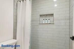 Large Home, 2 Living Rooms, Great for Family/Pets! - Image 2
