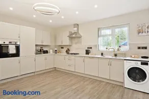 Stunning 4-bed house In Solihull, Close to the NEC, Airport, and Solihull Town - Parking - Image 4