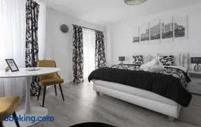 Lion's Unirii Apartment - Image 1