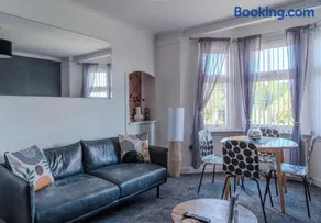 Dundee themed apartment with free parking - Image 1