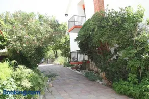 Spacious apartment in Stari Grad, 80 m², serene garden - Image 2