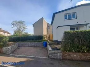 3-Bed House Sleeps 6 Work Stay I Van Parking - Image 3