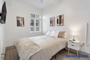 Uptown Luxury - Top Floor King Suite And Free Parking - Image 2