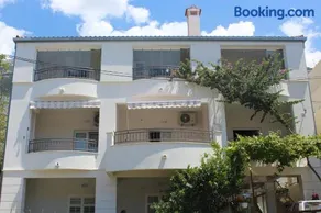 Adriona apartments with parking - Image 4