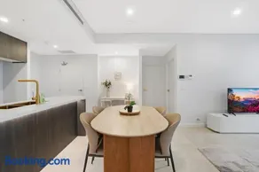 Modern 2BR with City Views & Pool Near Parramatta - Image 5