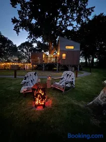 A Romantic Luxury Treehouse with Hot Tub - Image 5