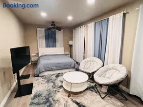 Cozy Room with Private bathroom & Entrance - Image 4