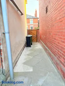 Central 2 BR house, Pets allowed, Free Parking for 1 vehicle - Image 4