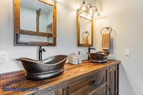 Modern Barn with Hot Tub, Game Room & Sleeps 14 - Image 2
