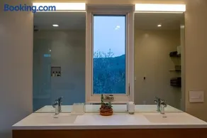 Modern Wine Country Home on 10 acres with vineyard - Image 2
