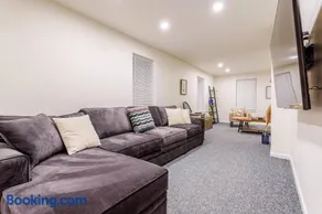Saratoga Serenity: Charming Rental Nearby Downtown - Image 2