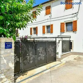 Espléndido apartamento vacacional con barbacoa y jardín - Image 2