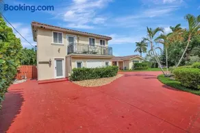 Trendy 1BR 2BA Heated Pool Short Walk to the Beach - Image 2